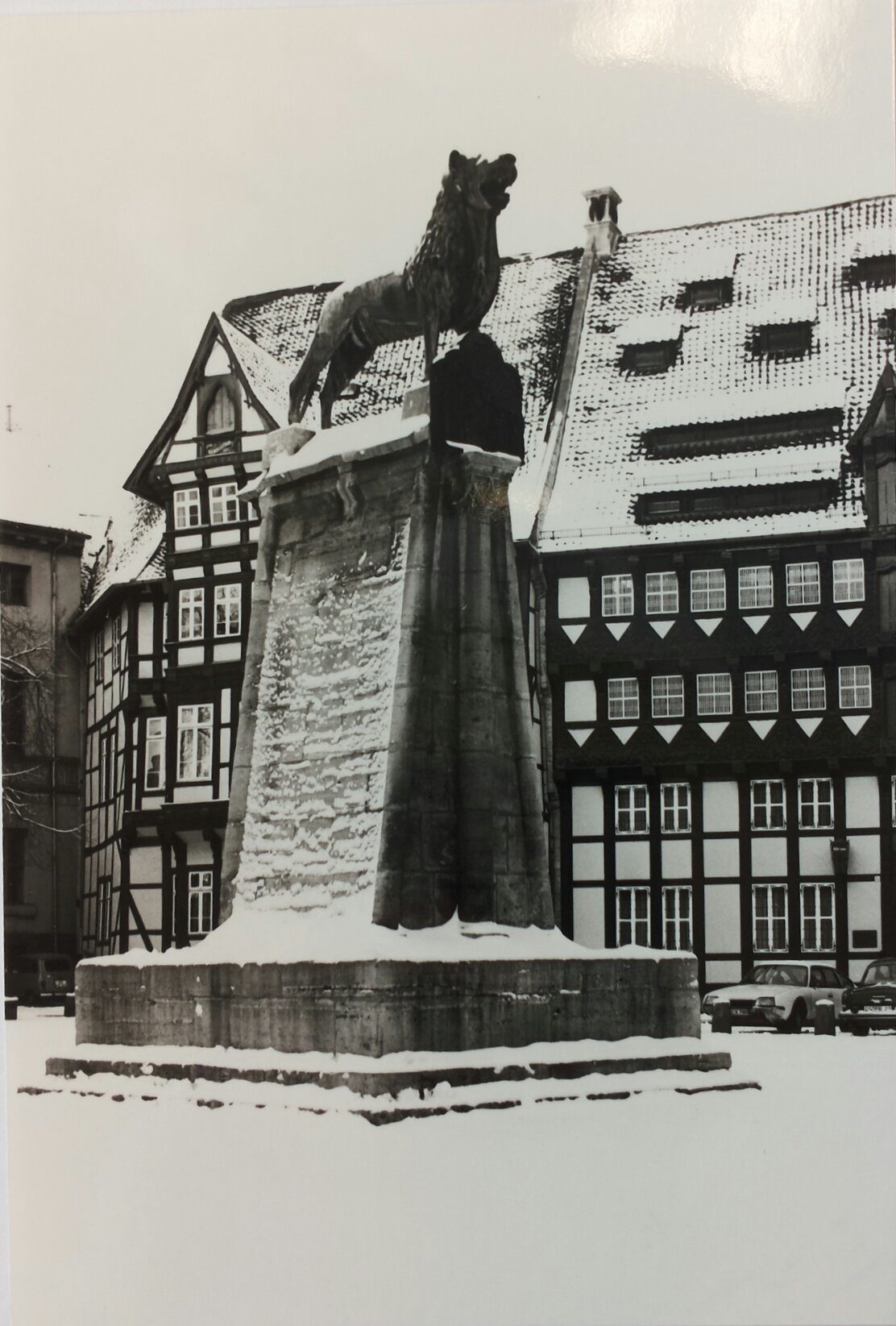 1976: Ein paar Winter erlebt er aber noch auf dem Burgplatz. (Wird bei Klick vergrößert)