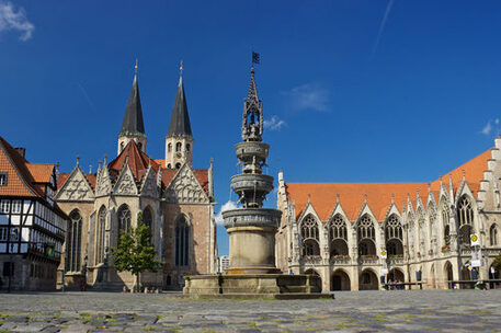 Altstadtmarkt mit Altstadtrathaus, St. Martini und Marienbrunnen