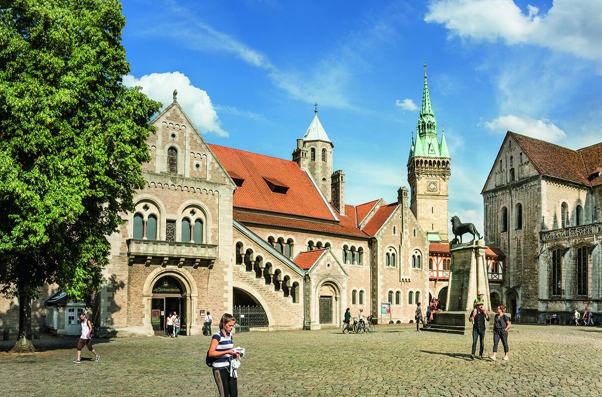 Burgplatz mit Burglöwe (Wird bei Klick vergrößert)