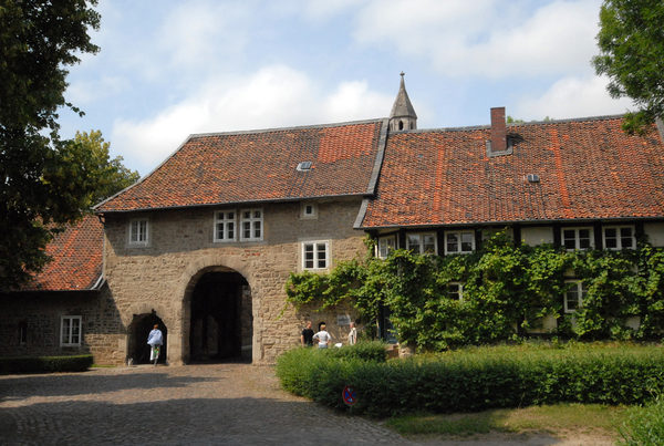 Torhaus am Klostergang, rechts das Zisterziensermuseum. (Wird bei Klick vergrößert)