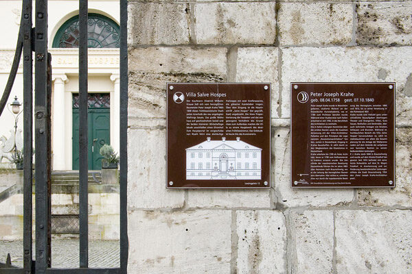 BLIK-Objektschild und Persönlichkeitstafel für Peter Joseph Krahe an der Villa Salve Hospes (Wird bei Klick vergrößert)