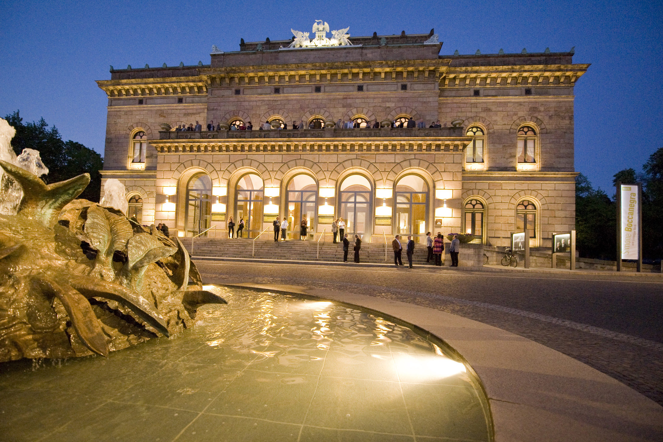Staatstheater mit Cimiotti-Brunnen (Zoom on click)