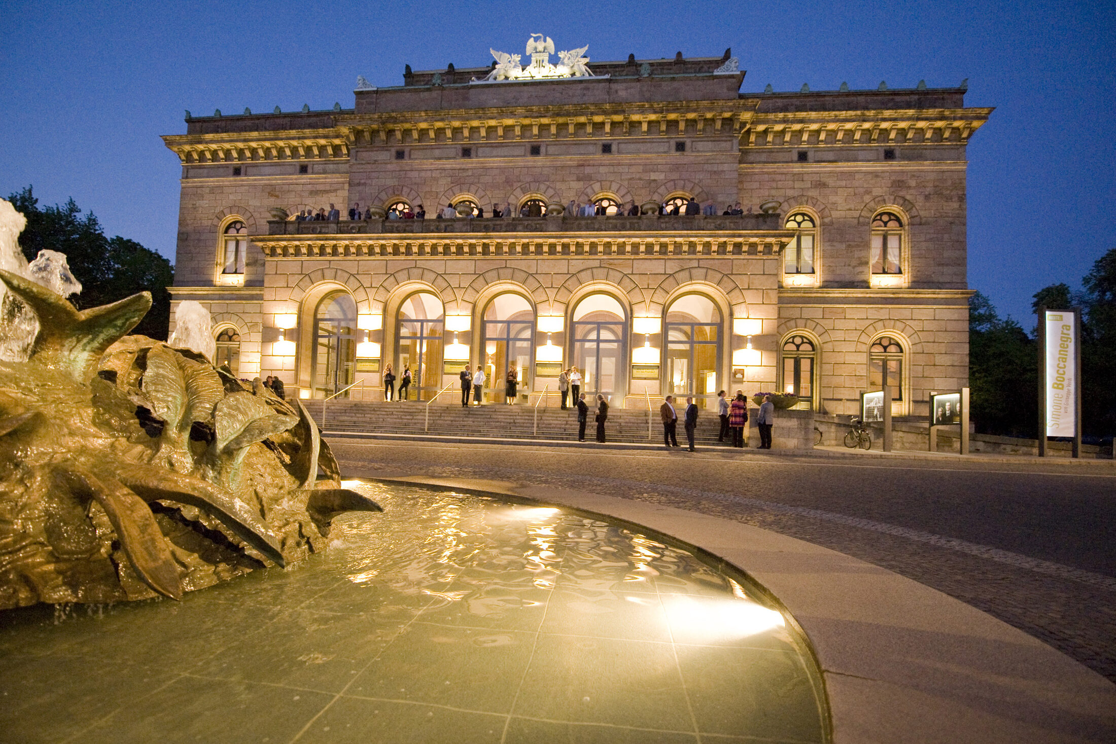 Staatstheater mit Cimiotti-Brunnen (Wird bei Klick vergrößert)