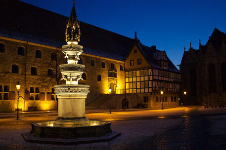 Marienbrunnen auf dem Altstadtmarkt in der Nacht