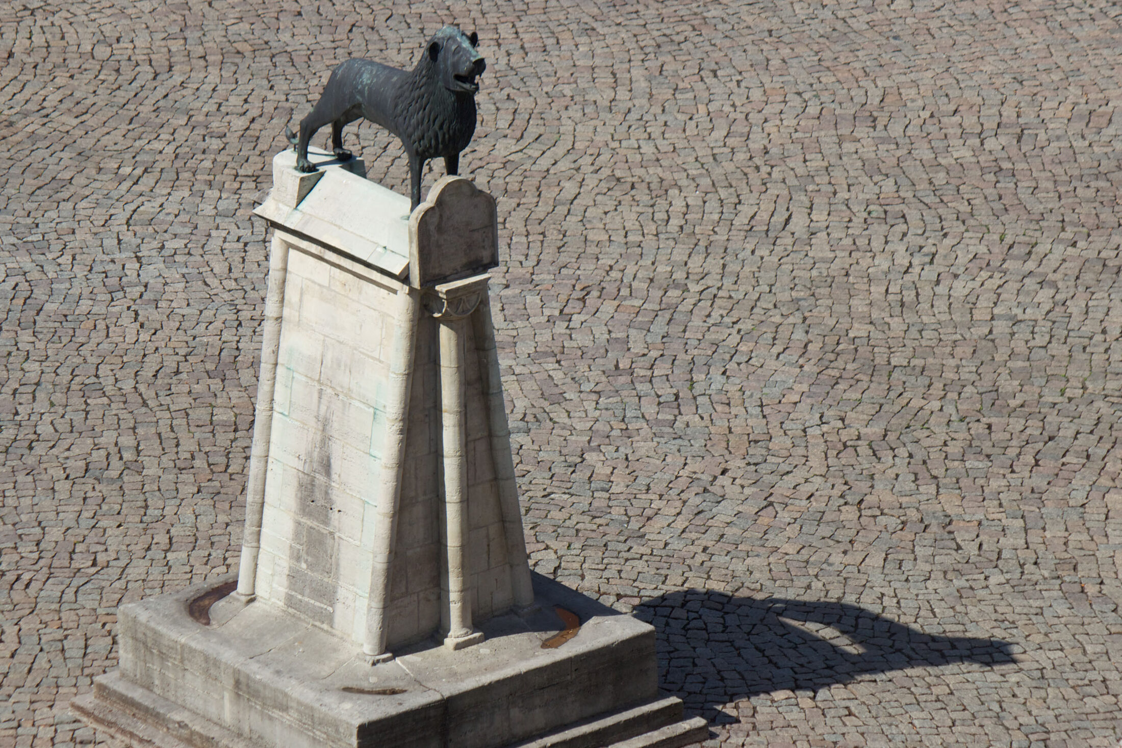 Burglöwe auf dem Burgplatz (Wird bei Klick vergrößert)