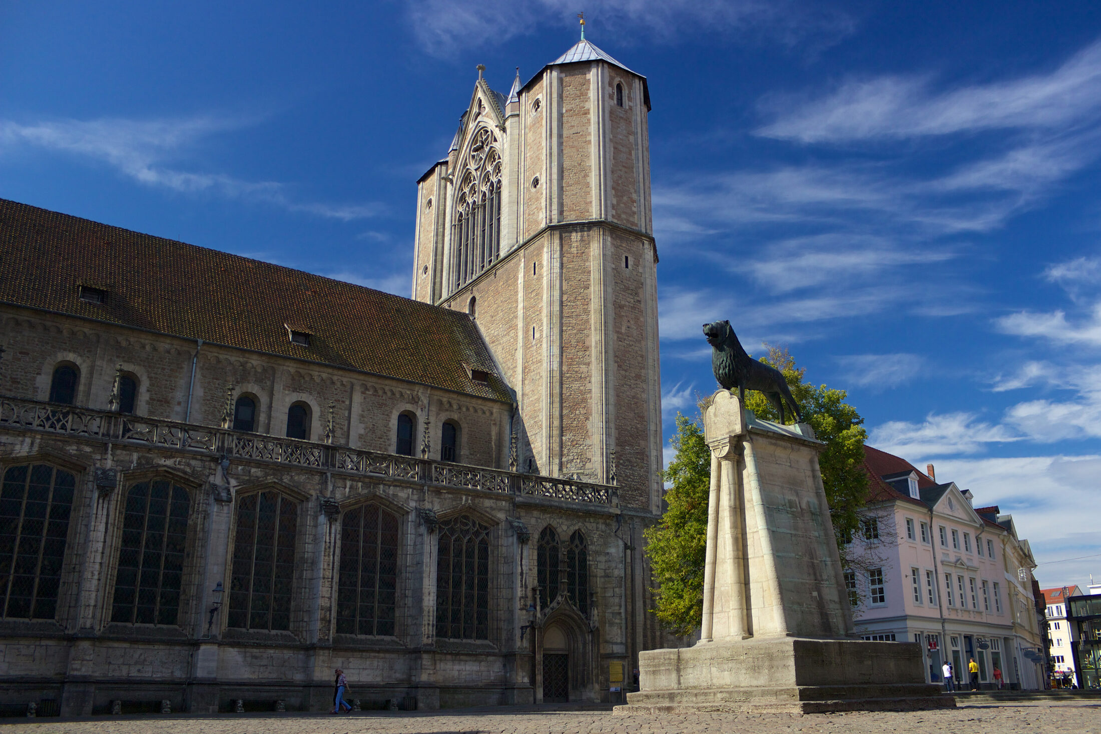 Burglöwe auf dem Burgplatz mit Dom (Zoom on click)