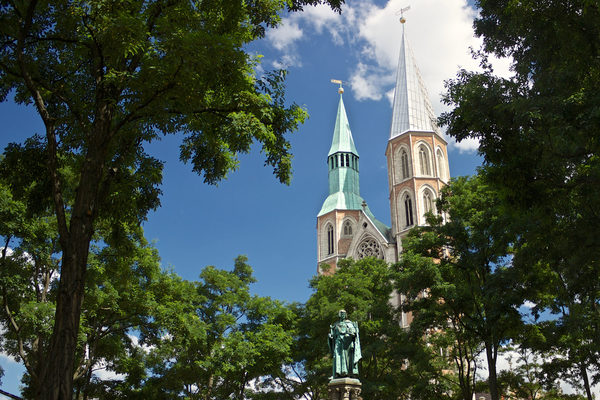 Heinrichsbrunnen mit St. Katharinen (Wird bei Klick vergrößert)
