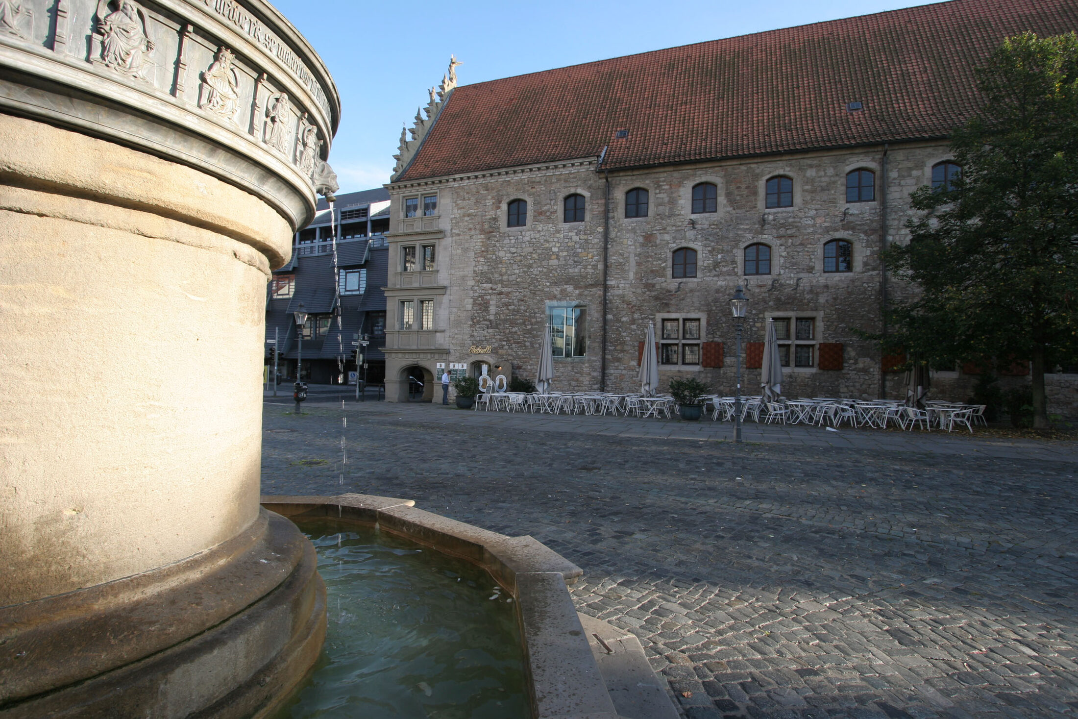 Gewandhaus - Seitenansicht (Zoom on click)