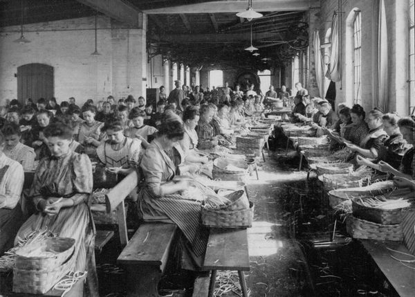 Spargelschälerinnen in einer Braunschweiger Konservenfabrik (Wird bei Klick vergrößert)