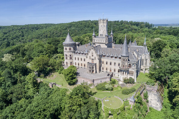 Schloss Marienburg, Luftbild (Zoom on click)