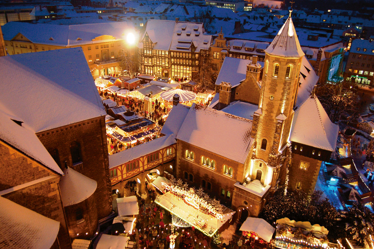 View from the town hall tower overlooking the snow-covered Braunschweig Christmas market. (Zoom on click)