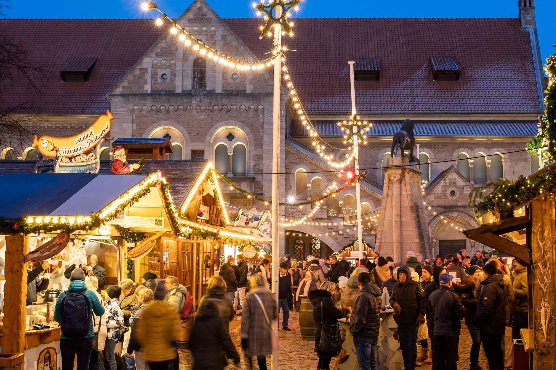 Christmas market with a view of the Braunschweiger Löwe and Burg Dankwarderode (Zoom on click)