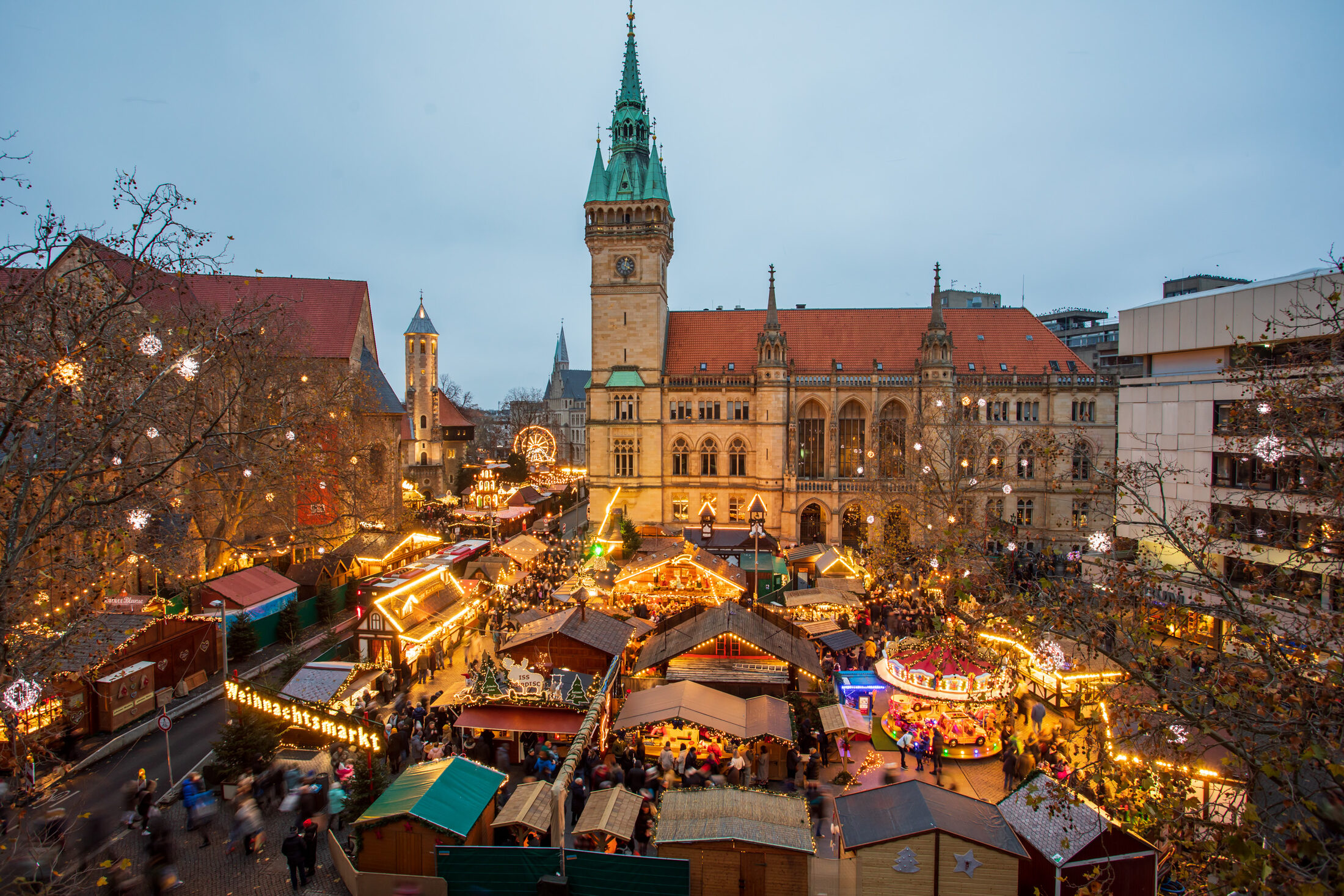 Der Platz der deutschen Einheit mit Blick auf das Rathaus. (Wird bei Klick vergrößert)