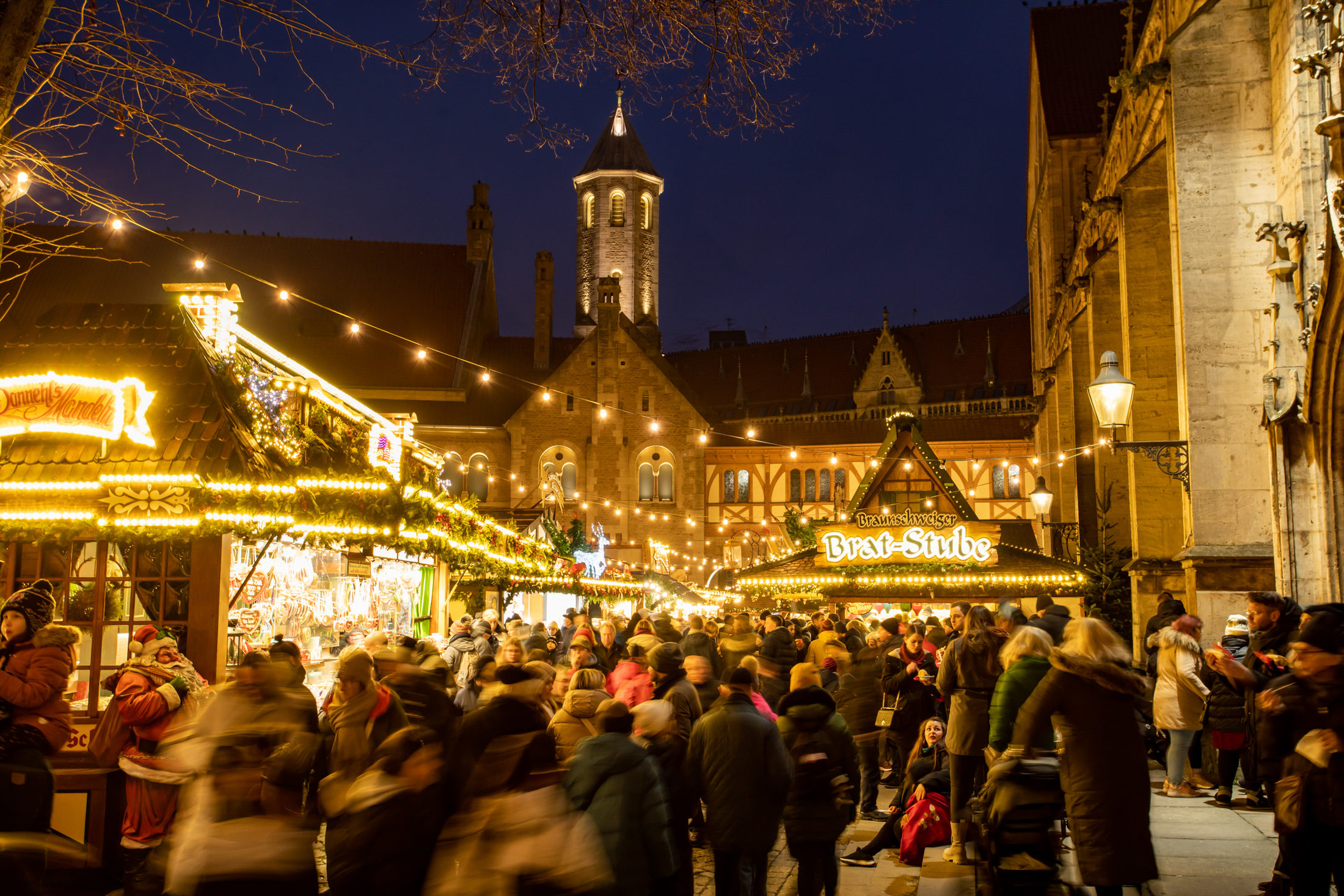 Der Weihnachtsmarkt auf dem Burgplatz (Wird bei Klick vergrößert)