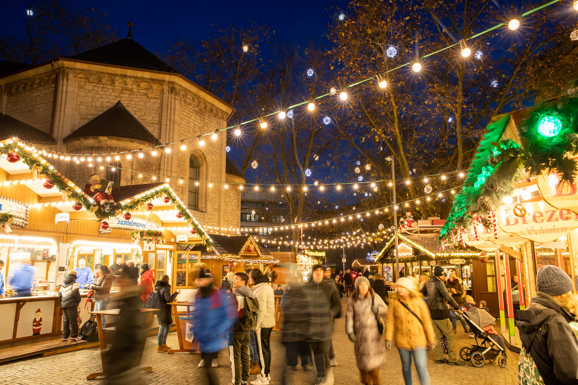 Lichterketten über dem Weihnachtsmarkt (Wird bei Klick vergrößert)