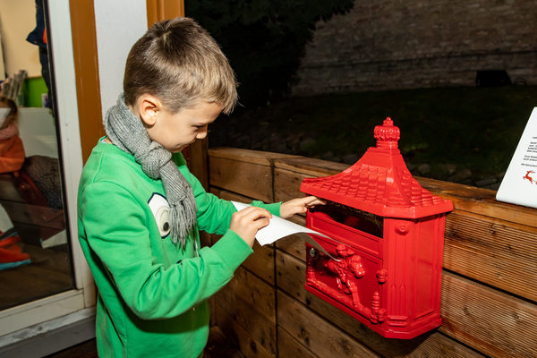 Kind am Wunschzettel-Briefkasten auf dem Braunschweiger Weihnachtsmarkt (Wird bei Klick vergrößert)
