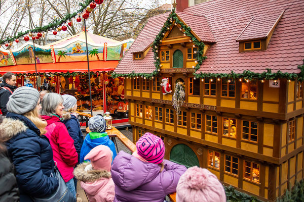 Kinder vor dem Theater an der Linde auf dem Braunschweiger Weihnachtsmarkt (Wird bei Klick vergrößert)