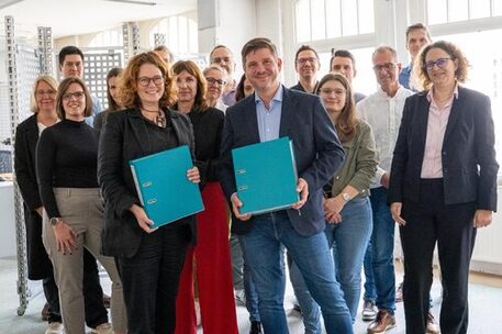 Das Bild zeigt eine Gruppe von Menschen.