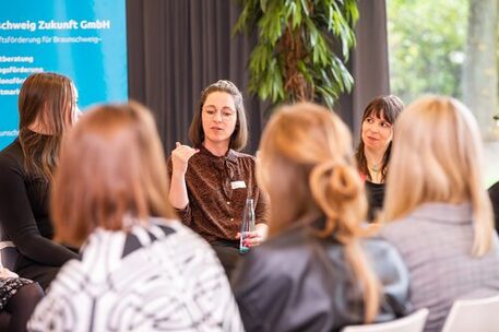 Das Bild zeigt 6 Frauen im Gespräch