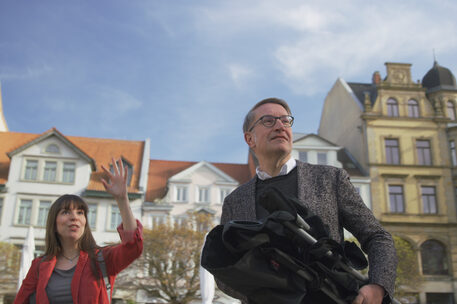 Moderatorin Jennifer Haacke und Gerold Leppa auf dem Kohlmarkt