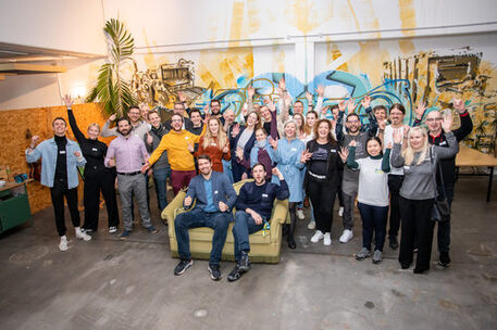 Das Bild zeigt ein Gruppenfoto der Gründerinnen und Gründer, die die Startup Akademie W.IN der Braunschweig Zukunft GmbH durchlaufen.