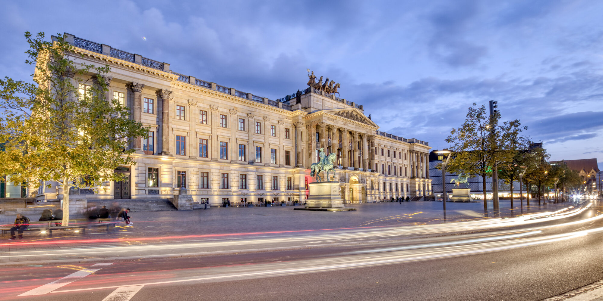 Das Bild zeigt den Schlossplatz und das Residenzschloss Braunschweig in der Dämmerung.