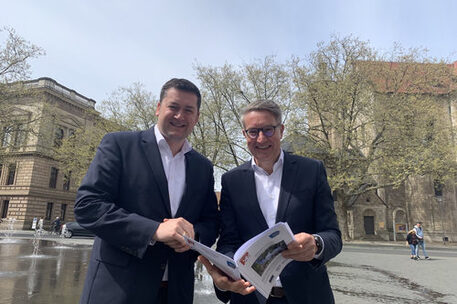 Das Bild zeigt Oberbürgermeister Dr. Thorsten Kornblum und Wirtschaftsdezernent Gerold Leppa.