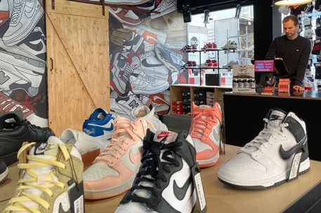 Das Bild zeigt eine Auswahl von Sneakern in einem Schuhgeschäft.