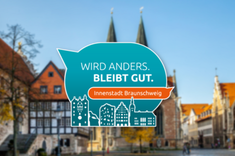 Das Bild zeigt die Wort-Bild-Marke des Innenstadtdialogs. Eine Sprechblase mit Braunschweiger Silhouette und dem Slogan "Wird anders. Bleibt gut. Innenstadt Braunschweig". Im Hintergrund ist der Braunschweiger Altstadtmarkt zu sehen.