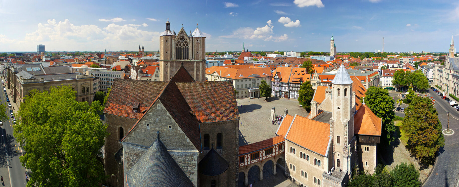 Das Bild zeigt ein Panorama des Burgplatzes mit Burg Dankwarderode und Dom St. Blasii in Braunschweig aus der Vogelperspektive..