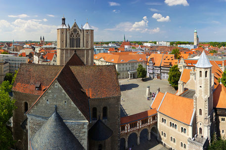 Das Bild zeigt ein Panorama des Burgplatzes mit Burg Dankwarderode und Dom St. Blasii in Braunschweig aus der Vogelperspektive..