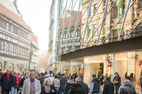 Das Bild zeigt Passanten in der Schuhstraße in der Braunschweiger Innenstadt.