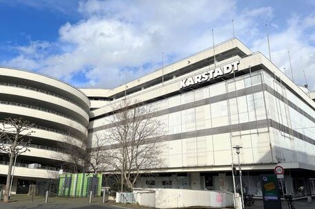 Das Bild zeigt das Karstadt-Warenhaus in der Braunschweiger Schuhstraße mit Parkhaus.