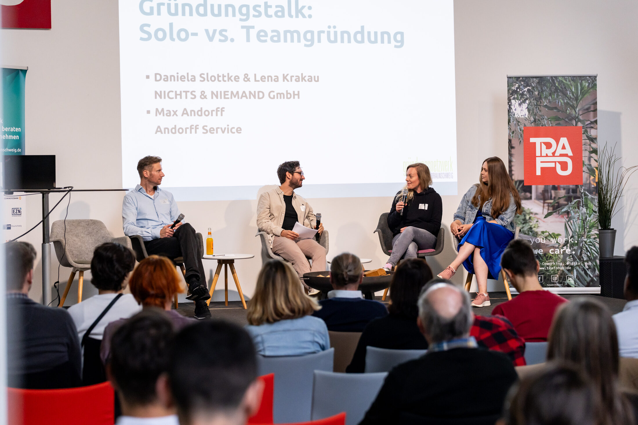 Das Bild zeigt vier Menschen, die auf einer Bühne sitzen. (Wird bei Klick vergrößert)