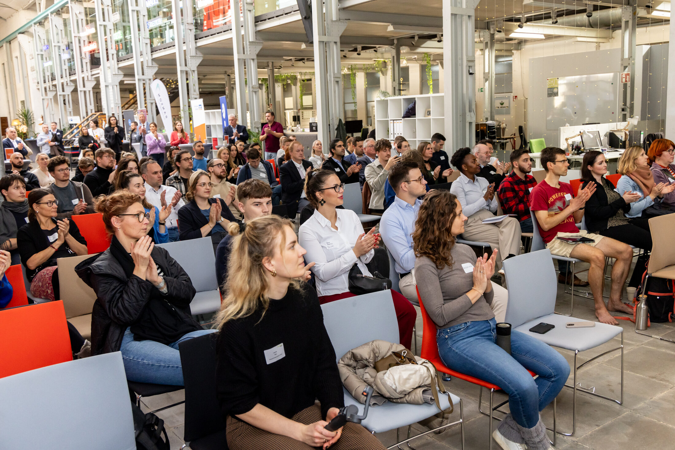 Das Bild zeigt ein Publikum. (Wird bei Klick vergrößert)