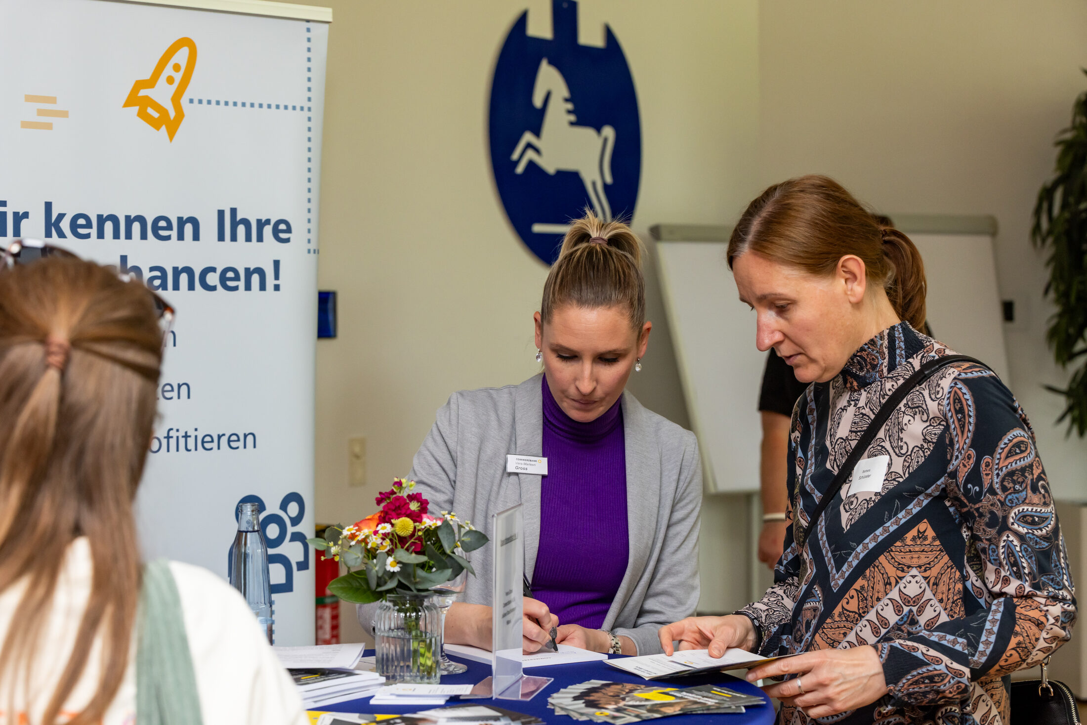 Das Bild zeigt eine Gruppe Gründerinnen im Gespräch während eines Workshops. (Wird bei Klick vergrößert)