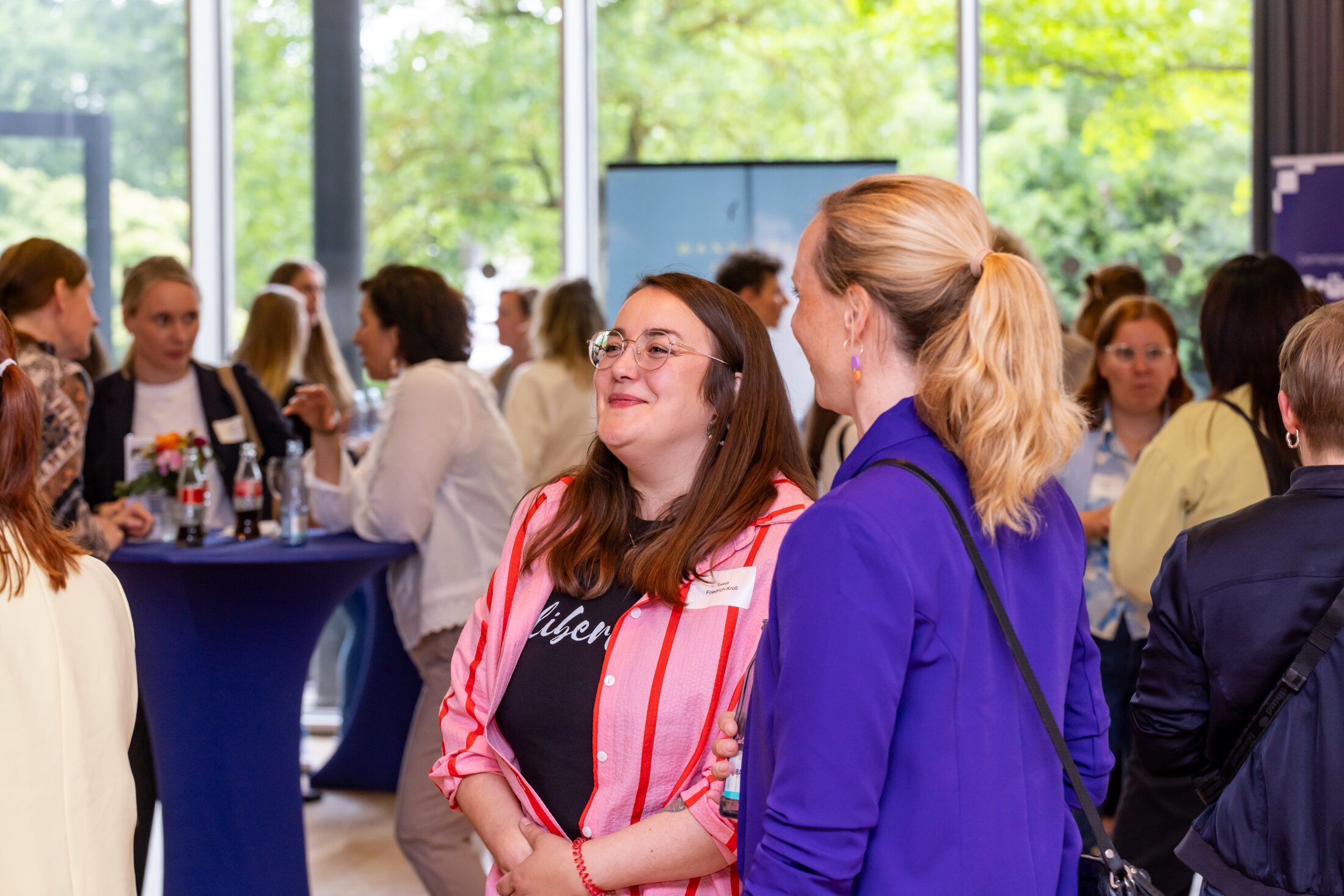 Das Bild zeigt Frauen beim Netzwerken. (Wird bei Klick vergrößert)