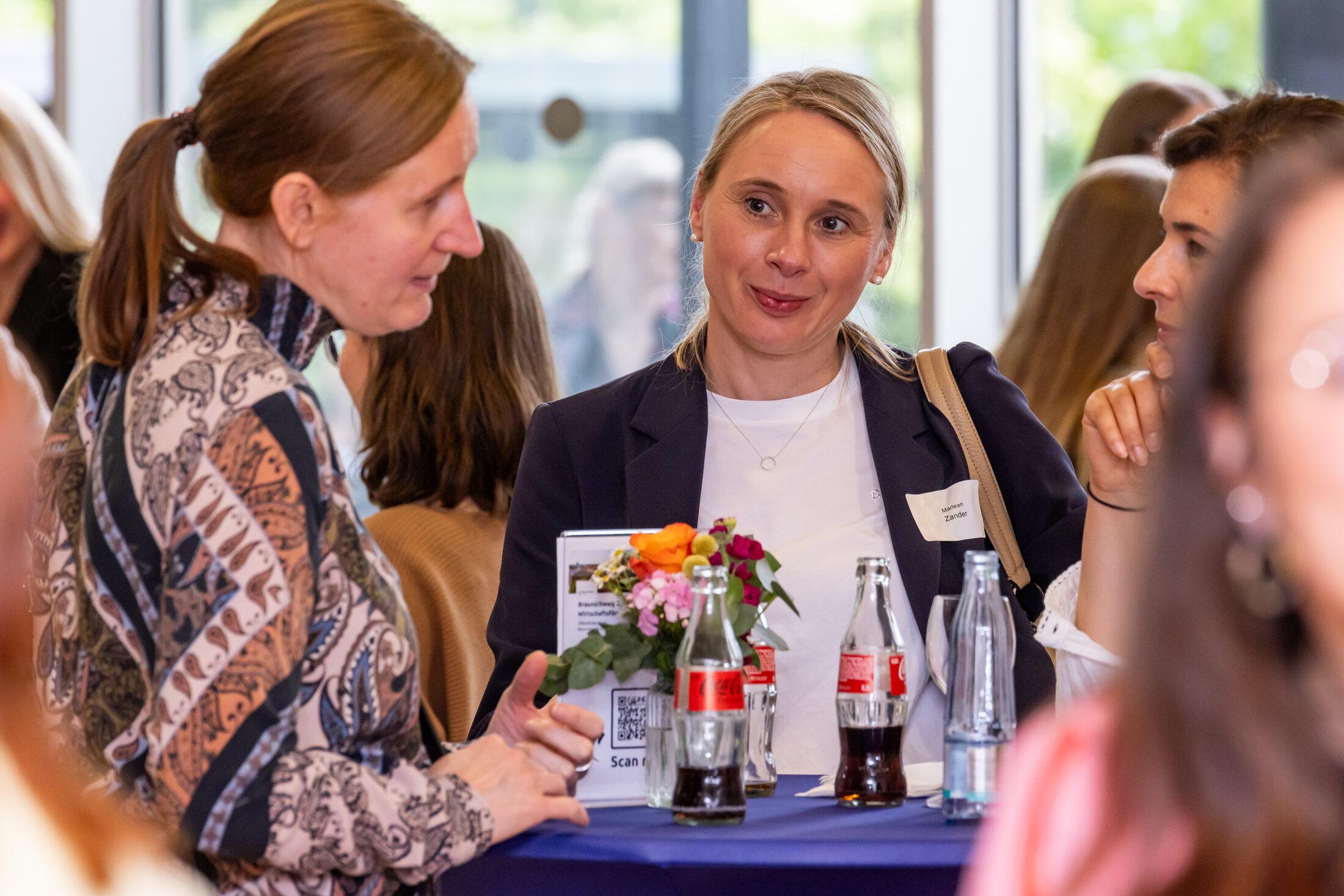 Das Bild zeigt gründungsinteressierter Frauen während eines Gesprächs. (Wird bei Klick vergrößert)