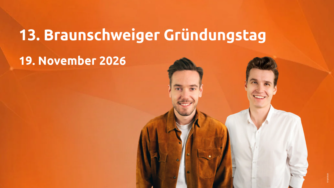 Zwei Männer auf orangem Hintergrund
