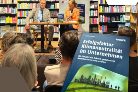 Das Bild zeigt mehrere Personen in einer Buchhandlung