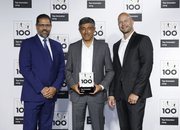 Frachtrasch-Geschäftsführer Eike van Deest (rechts) und Frachtrasch-Prokurist Detlef Ohlms (links) zusammen mit Ranga Yogeshwar, dem aktuellen Mentor des TOP-100-Siegels. (Wird bei Klick vergrößert)