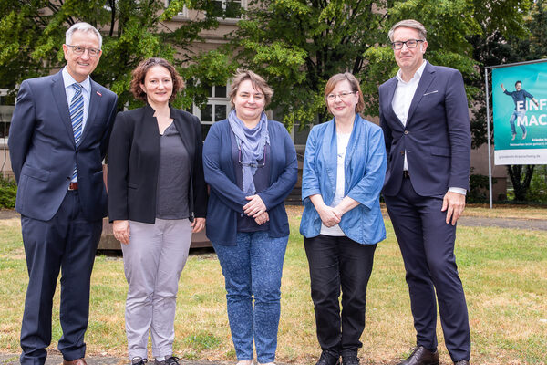 Gerold Leppa (rechts im Bild), Geschäftsführer der Braunschweig Zukunft GmbH, und Simone Schumacher (Mitte), Leiterin des Technologieparks, begrüßten stellvertretend für das gesamte Team der Technologietransferstelle deren Leiter Jörg Saathoff (links) und seine Mitarbeiterinnen Anke Bergmann (2. v. li.) und Sonja Schäfer an ihrem neuen Sitz auf dem Gelände des Technologieparks am Rebenring. (Wird bei Klick vergrößert)