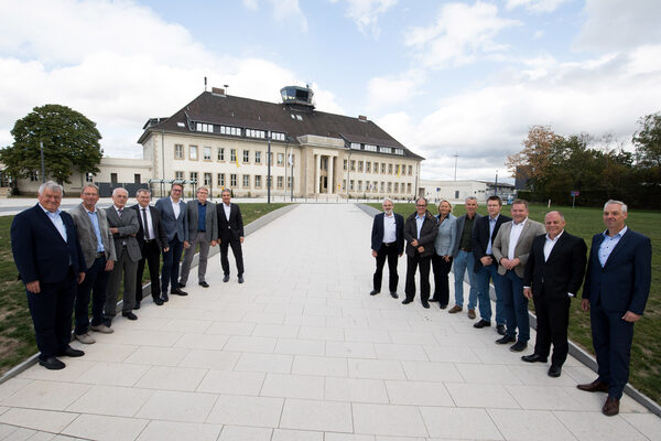 Dr. Bernhard Niehoff (4. von links), Geschäftsführer der federführenden Struktur-Förderung Braunschweig GmbH, präsentierte gemeinsam mit Wirtschaftsdezernent Gerold Leppa (5. von links), Stadtbaurat Heinz-Georg Leuer (6. von links) sowie Vertretern der Volksbank BraWo, der Flughafen Braunschweig-Wolfsburg GmbH und weiteren am Projekt beteiligten Partnern den vollkommen neu gestalteten Lilienthalplatz am Forschungsflughafen. (Wird bei Klick vergrößert)