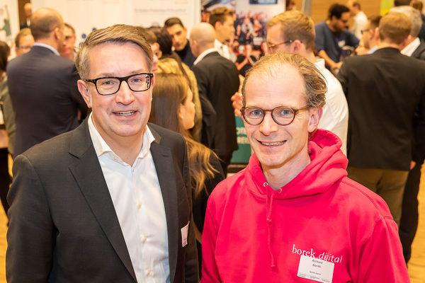 Richard Borek jr. (rechts), Initiator der Start-up-Förderung borek.digital, und Gerold Leppa, Geschäftsführer der Braunschweig Zukunft GmbH, begrüßten mehr als 100 Gäste zur 1. Start-up Con Braunschweig. (Wird bei Klick vergrößert)