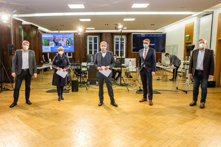 v.l.n.r.: Stadtbaurat Heinz-Georg Leuer, Kultur- und Wissenschaftsdezernentin Anja Hesse, Oberbürgermeister Ulrich Markurth, Wirtschaftsdezernent Gerold Leppa und Umweltdezernent Holger Herlitschke tauschten sich beim zweiten Dialogforum zur Innenstadt per Videokonferenz mit den Teilnehmerinnen und Teilnehmern aus.