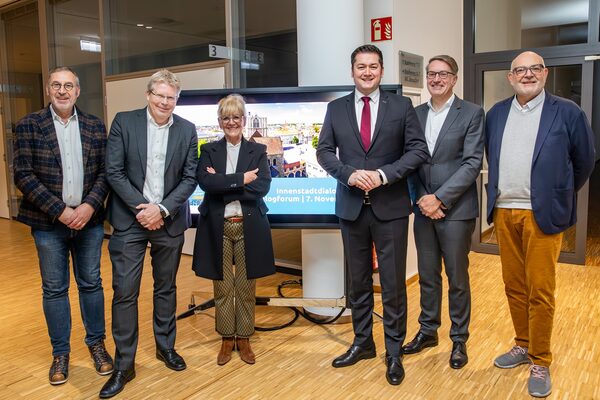 Das Bild zeigt Umwelt- und Hochbaudezernent Holger Herlitschke, Stadtbaurat Heinz-Georg Leuer, Kultur- und Wissenschaftsdezernentin Prof. Dr. Anja Hesse, Oberbürgermeister Dr. Thorsten Kornblum und Wirtschaftsdezernent Gerold Leppa sowie Olaf Jaeschke, Geschäftsführer der Galerie-Jaeschke und Vorstandsvorsitzender des Arbeitsausschusses Innenstadt Braunschweig e. V. (Wird bei Klick vergrößert)