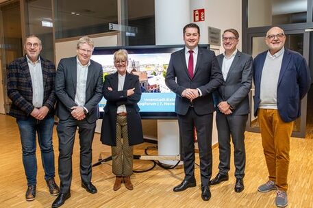 Das Bild zeigt Umwelt- und Hochbaudezernent Holger Herlitschke, Stadtbaurat Heinz-Georg Leuer, Kultur- und Wissenschaftsdezernentin Prof. Dr. Anja Hesse, Oberbürgermeister Dr. Thorsten Kornblum und Wirtschaftsdezernent Gerold Leppa sowie Olaf Jaeschke, Geschäftsführer der Galerie-Jaeschke und Vorstandsvorsitzender des Arbeitsausschusses Innenstadt Braunschweig e. V.