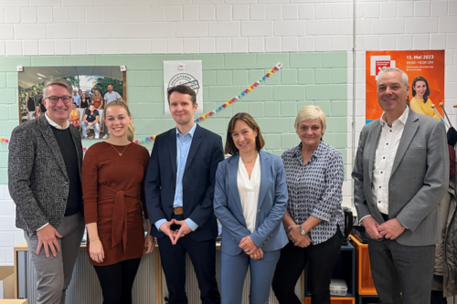 Gerold Leppa (l.), Geschäftsführer der Braunschweig Zukunft GmbH, Sabrina Kirchholtes (2.v.l.), Fachreferentin der Startup Akademie W.IN, und Jörg Meyer (r.), Bereichsleiter Innovationsförderung bei der Braunschweig Zukunft GmbH, begrüßten Claudia Simon (Mitte), Abteilungsleiterin und Mittelstandsbeauftragte, Carola Wüstenberg (Mitte r.) und Dirk Heuer (Mitte l.), beide Bereich Startup Management, vom Niedersächsischen Ministerium für Wirtschaft, Verkehr, Bauen und Digitalisierung im Technologiepark am Rebenring.