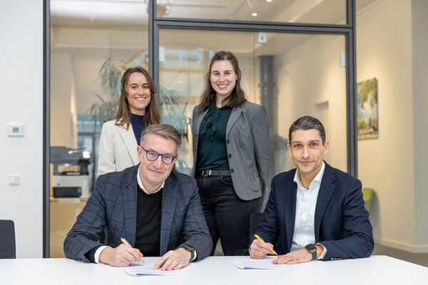 Das Bild zeigt Florian Bernschneider, Vorstandsmitglied des Regionalen EnergieAgentur e. V. (REA), und Gerold Leppa, Geschäftsführer der Braunschweig Zukunft GmbH, beim Unterzeichnen des Kooperationsvertrag für das neue Unternehmensnetzwerk Energieeffizienz und Nachhaltigkeit sowie Johanna Blank (Braunschweig Zukunft GmbH) und Julia Sprengel (REA). (Wird bei Klick vergrößert)