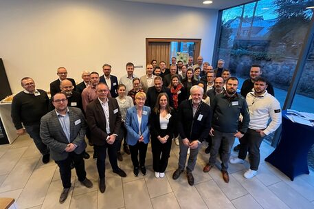 Das Bild zeigt ein Gruppenfoto vom Auftakttreffen des Unternehmensnetzwerks Energieeffizienz und Nachhaltigkeit.